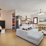 2 Bed House - Sleeps 5 - Pets - Wifi